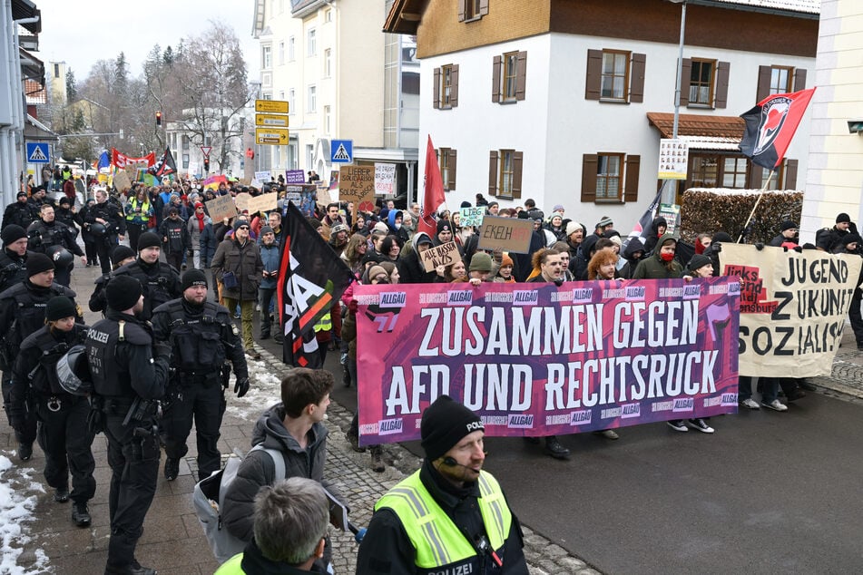 Zahlreiche Menschen demonstrierten gegen Höckes-Auftritt.