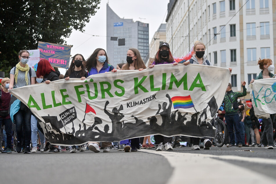 Die soziale Bewegung Fridays for Future demonstriert am 6. Dezember vor dem Bundesverwaltungsgericht Leipzig für die Schließung des Kraftwerkes. (Archivbild)