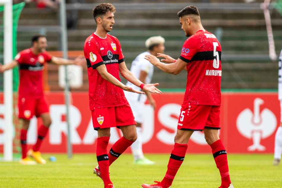 Trotz anfänglicher Schwierigkeiten agierte der VfB als Einheit beim BFC: Hier pushen sich die VfB-Stars Atakan Karazor (2.v.l.) und Konstantinos Mavropanos (r.).