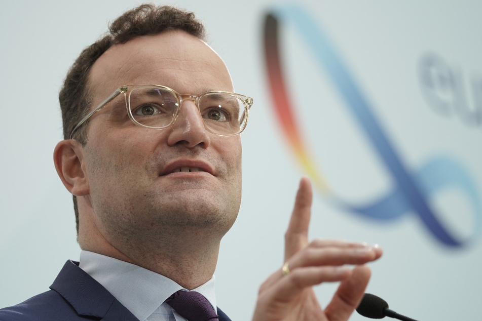 Jens Spahn (40, CDU), Bundesminister für Gesundheit, unterstrich die Linie, im Fall der Fälle vor allem auf regionale Maßnahmen zu setzen. Auf die Frage, ab wann neue Einschränkungen nötig würden, betonte er, es gebe nicht "die eine Zahl, auf die alles reduziert werden kann".