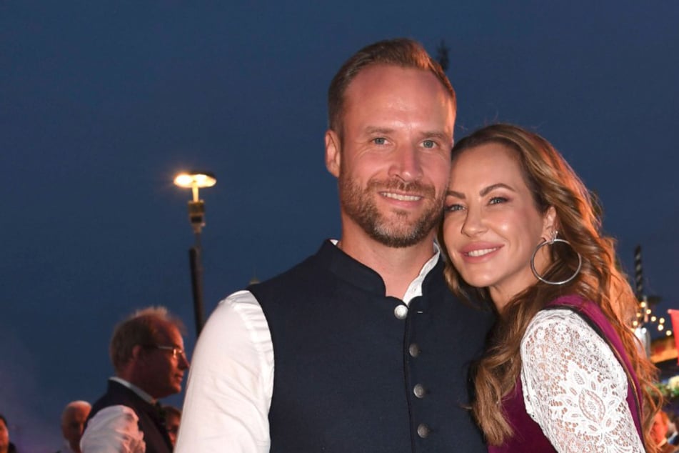 Unternehmer Alexander Müller (38) und das Model auf dem Oktoberfest in München.