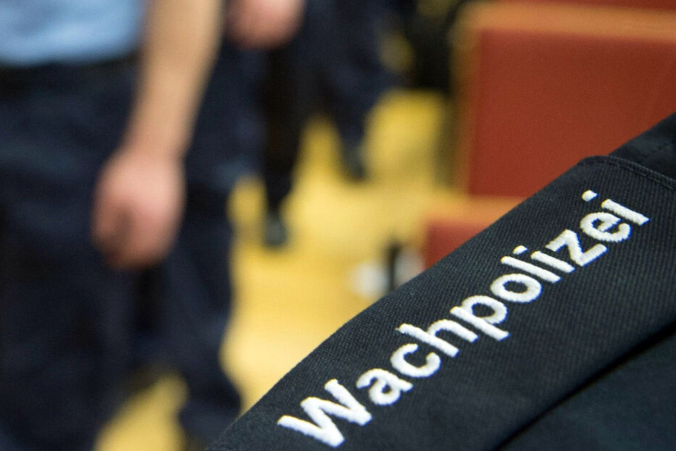 Die Uniformen der Wachpolizisten unterscheiden sich in der Stickerei von denen der "richtigen" Polizei.