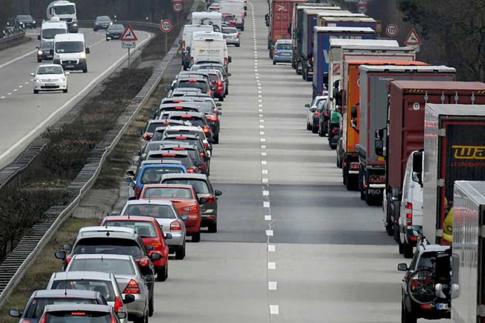 Wer künftig keine Rettungsgasse bildet, soll mehr als 300 Euro zahlen.
