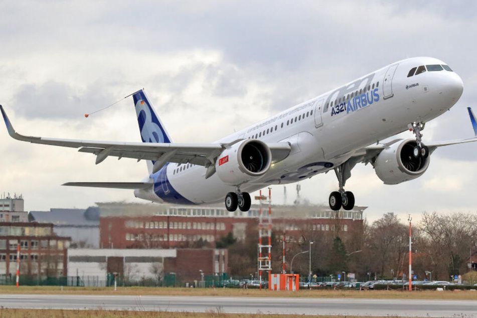 Ein Flugzeug vom Typ Airbus A321neo hebt vom Werksgelände in Hamburg-Finkenwerder ab. (Archivbild)