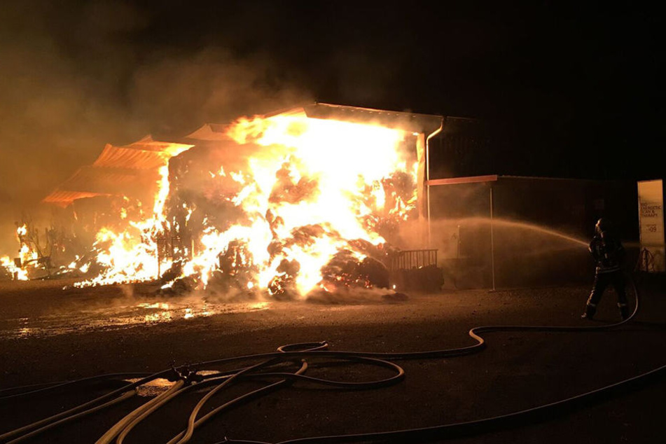 Die Feuerwehrmänner kämpften verbissen, um ein Übergreifen der Flammen zu verhindern.