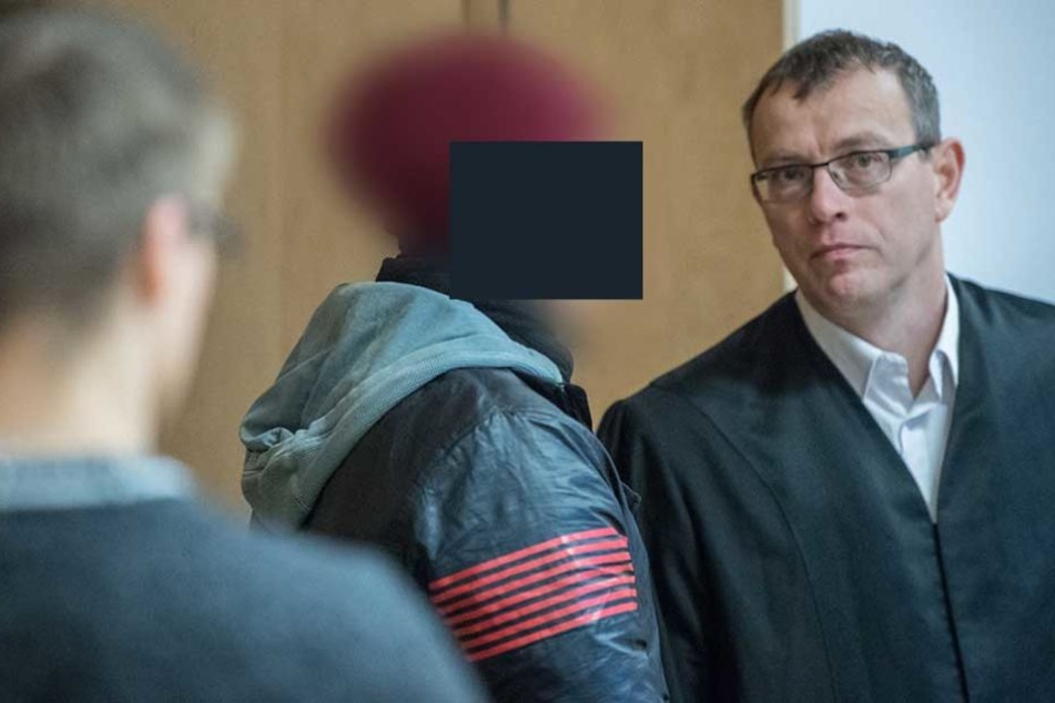 Der 25-jährige steht wegen Dreifachmordes vor Gericht.