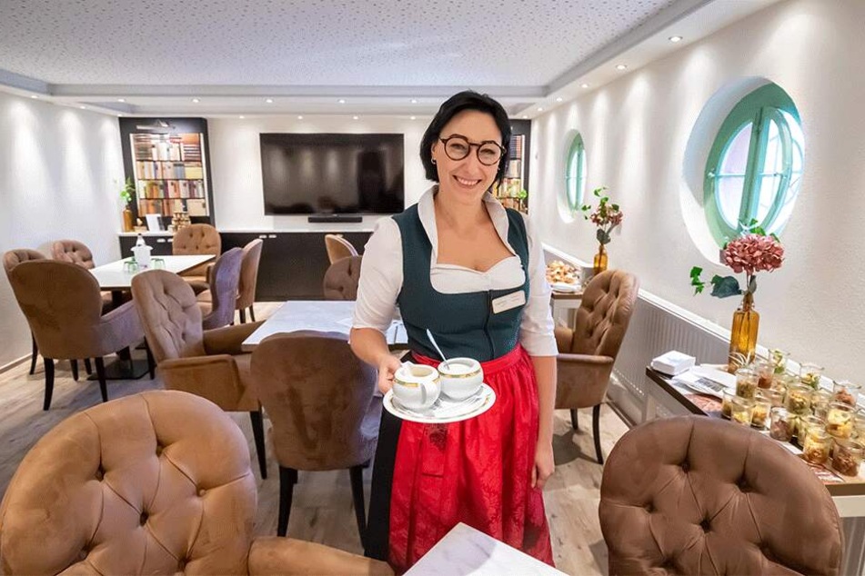 Christin Neubert (35) serviert in der neuen Hotelbar "Silberkeller".