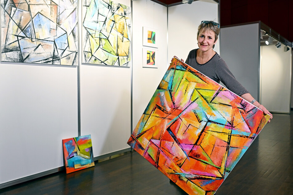 Malerin Janina Kracht (60) stellt ihre farbintensiven Arbeiten auf der 9. KMDD aus.