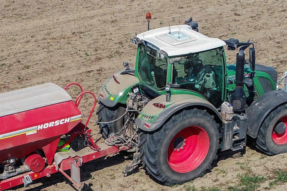 Ein 15-Jähriger wurde von einem Traktor überrollt. (Symbolbild)