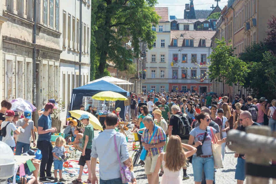 Auch ohne Anmeldung und Organisation: die traditionelle Kinderspielmeile
erfreute sich, dank spontaner Kinder-Flohmarkt-Stände, Kinderschminken oder
reichlich Zuckerwatte, wieder großer Beliebtheit.