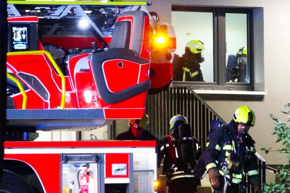 Leipzig: Feuer in Leipziger Plattenbau: Zehn Personen vom Rettungsdienst versorgt