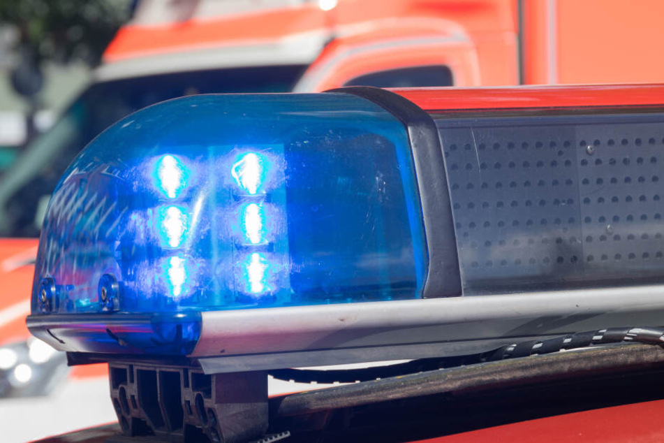 Die Feuerwehr musste den Fahrer befreien. (Symbolbild)