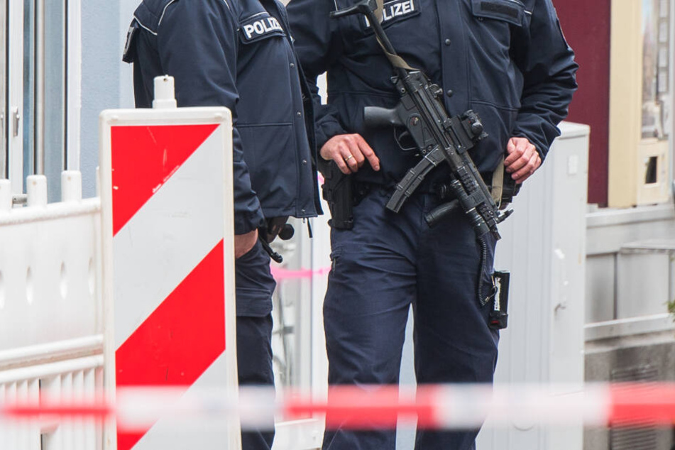 In der Wohnung des Toten fanden die Ermittler zahlreiche Waffe und Munition (Symbolfoto).