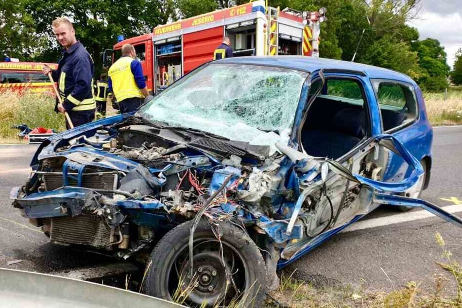 Ein Auto ist auf der Bundesstraße 1 in Brandenburg in den Gegenverkehr geraten.