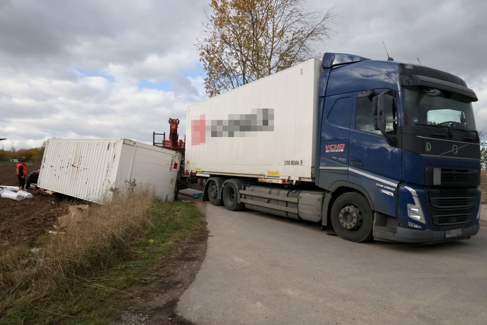Ein Lkw-Anhänger kippte auf der Ziegeleistraße bei Lichtenau (Landkreis Mittelsachsen) um. Eine Vollsperrung folgte.