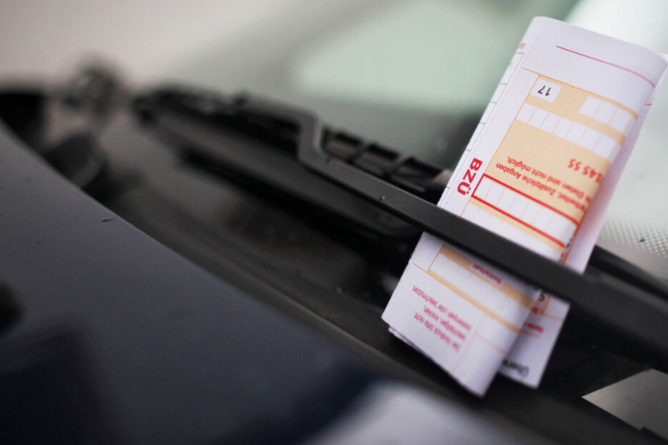 Für Kommunen, Autofahrer und Falschparker in Bayern hat die Knöllchen-Entscheidung keine Auswirkungen. (Symbolbild)