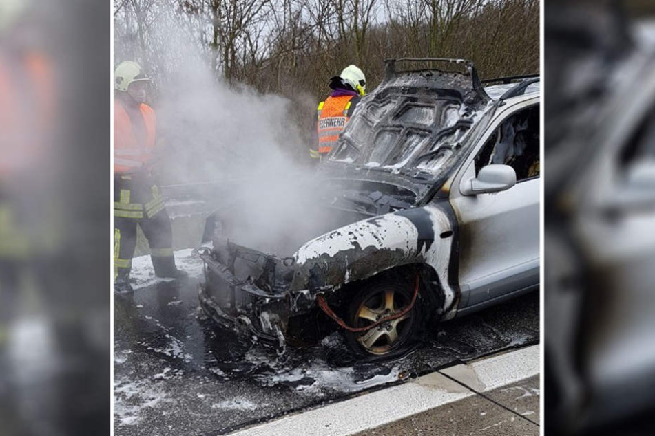 Löscharbeiten nach technischem Defekt auf dem Standstreifen der A19 Richtung Rostock.