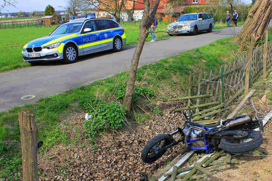 Nachdem er an die Baggerschaufel kam, krachte der 17-Jährige durch einen Zaun und blieb auf der Wiese liegen.