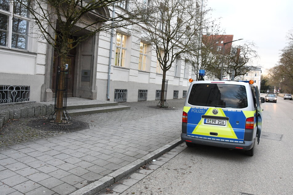 Dreifach gefesselt bei Prozess: entflohener Mörder erneut vor Regensburger Gericht