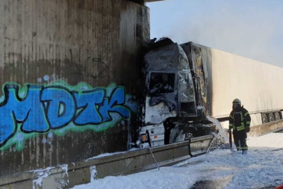 Der Laster prallte gegen die Autobahnbrücke.