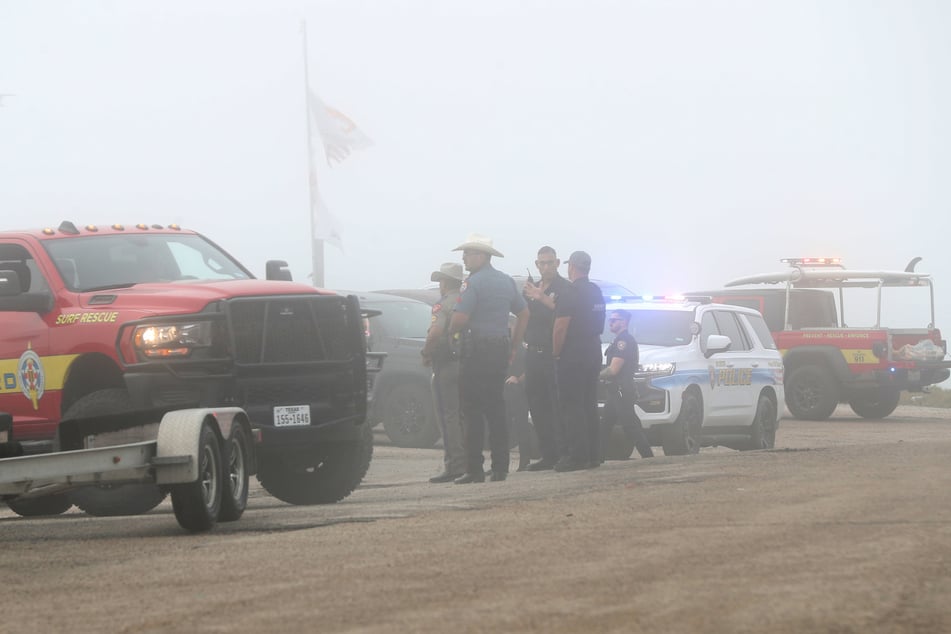 Polizei und Rettungskräfte am Unglücksort eines vor der Küste abgestürzten Marine-Kleinflugzeugs.