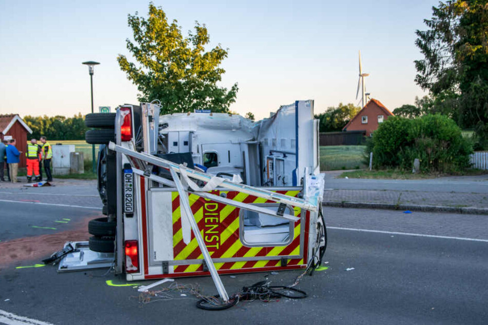 Durch den Zusammenstoß wurde ein Teil des Rettungswagen abgerissen und blieb im Bus stecken.