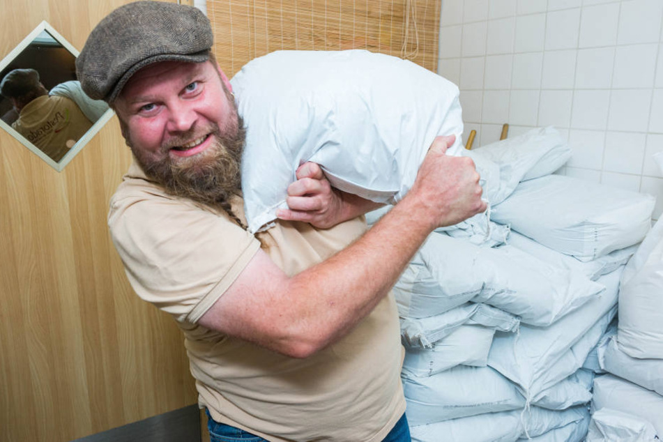 Nudel-Profi Christian Pohl (45) schultert einen Sack Emmer-Mehl.