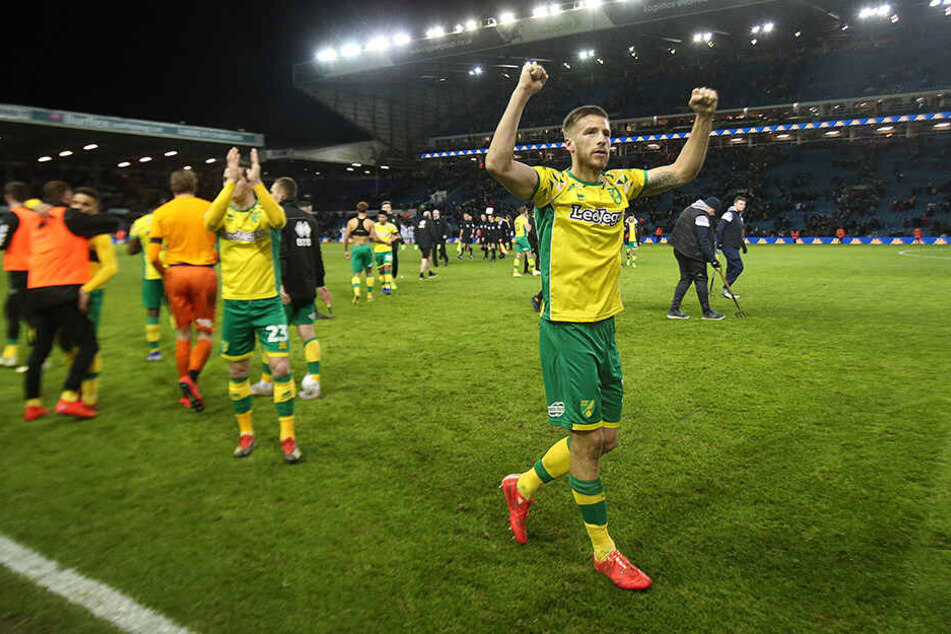Marco Stiepermann und Kollegen bejubeln den wichtigen 3:1-Auswärtssieg von Norwich City bei Leeds United.