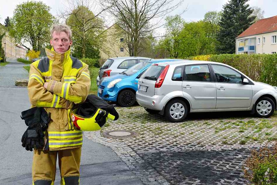Kamerad Jens Nieswandt (29) von der Freiwilligen Feuerwehr Ebersbach löschte am Abend selbst ein brennendes Auto. Stunden später stand sein eigenes in Flammen. Am Tag danach ist nur noch ein verkohlter Fleck zu sehen.