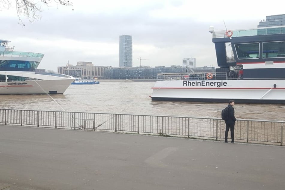 Der Rhein in Köln am Donnerstagmittag.