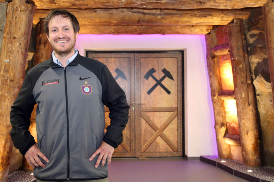Willkommen im Schacht! Hannes Drews posiert im neuen Spielertunnel im Stadion. Am