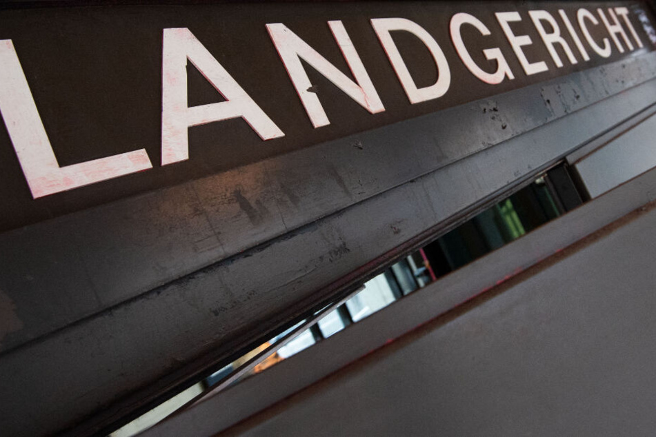 Die acht angeklagten "Vermittler" müssen sich vor dem Landgericht Stuttgart verantworten.