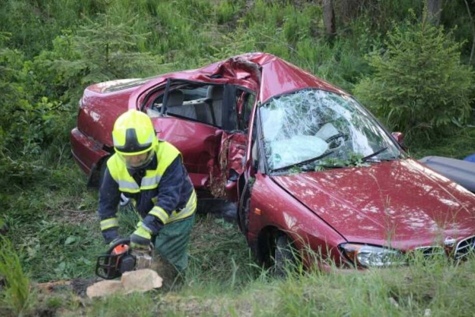 Die Feuerwehr musste die beiden Insassen aus dem Wagen holen.