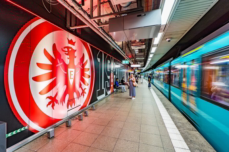 Die U-Bahn-Station am Willy-Brandt-Platz präsentiert sich ab sofort ganz im Look des Fussballbundesligisten Eintracht-Frankfurt.