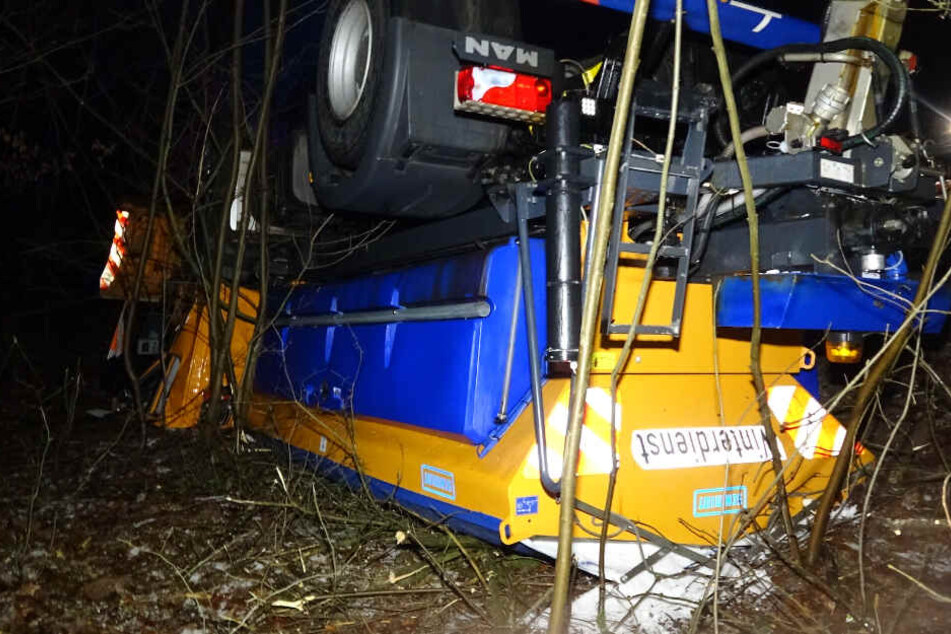 Das Fahrzeug überschlug sich und landete im Straßengraben.