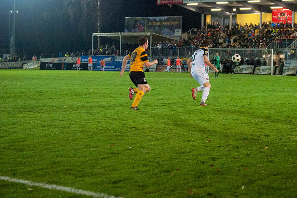 15. November 2015: Auf einem tiefen, teils gefrorenen Rasen mühte sich Dresden im Landespokal-Viertelfinale in Auerbach zu einem 1:0 nach Verlängerung. Das Tor erzielte Jim-Patrick Müller.