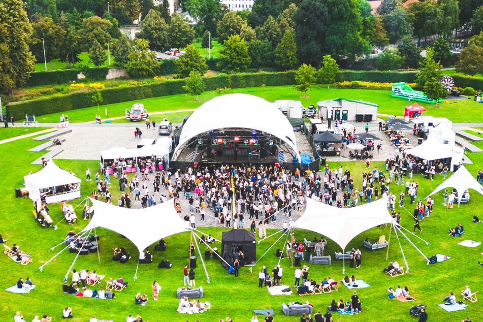Das eintägige Festival verbindet entspannte Open Air-Atmosphäre im Grünen mit treibenden Beats und echtem Clubfeeling.