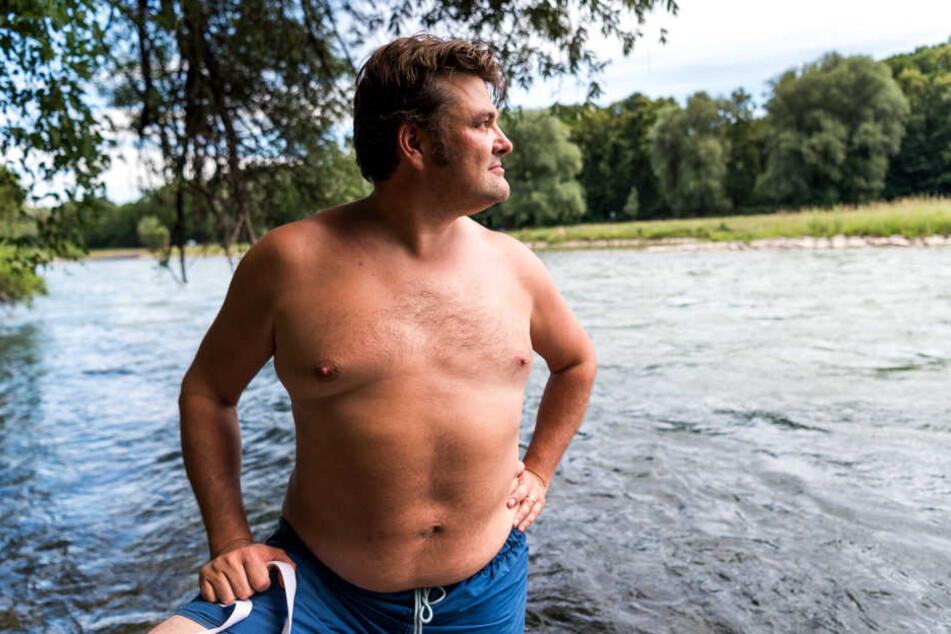 Rund zwei Kilometer schwimmt der 40-Jährige jeden tag, um zu seiner Arbeitsstelle zu kommen.