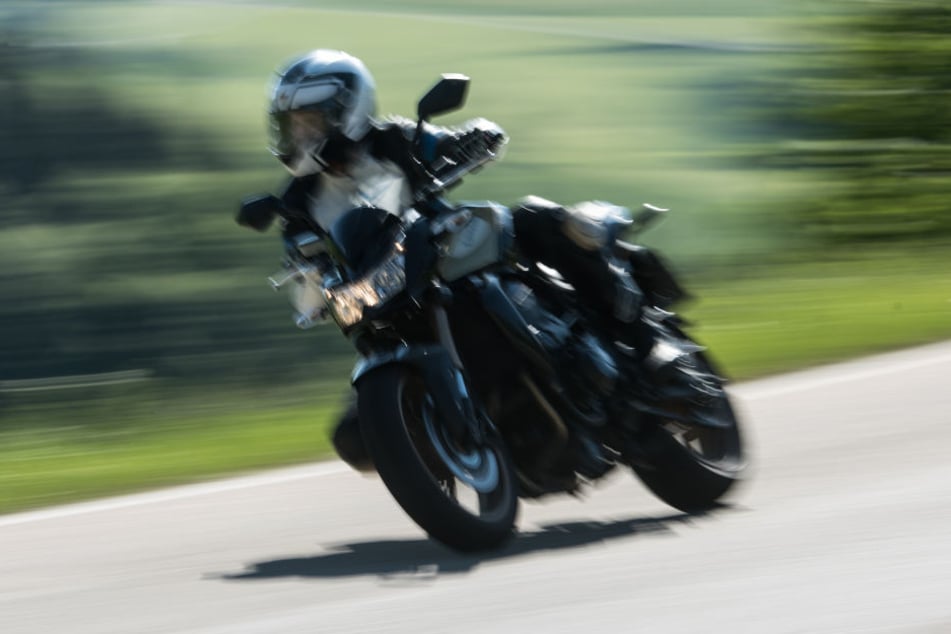 Der unbekannte Motorradfahrer entkam. Die Polizei fahndet nach ihm (Symbolbild).