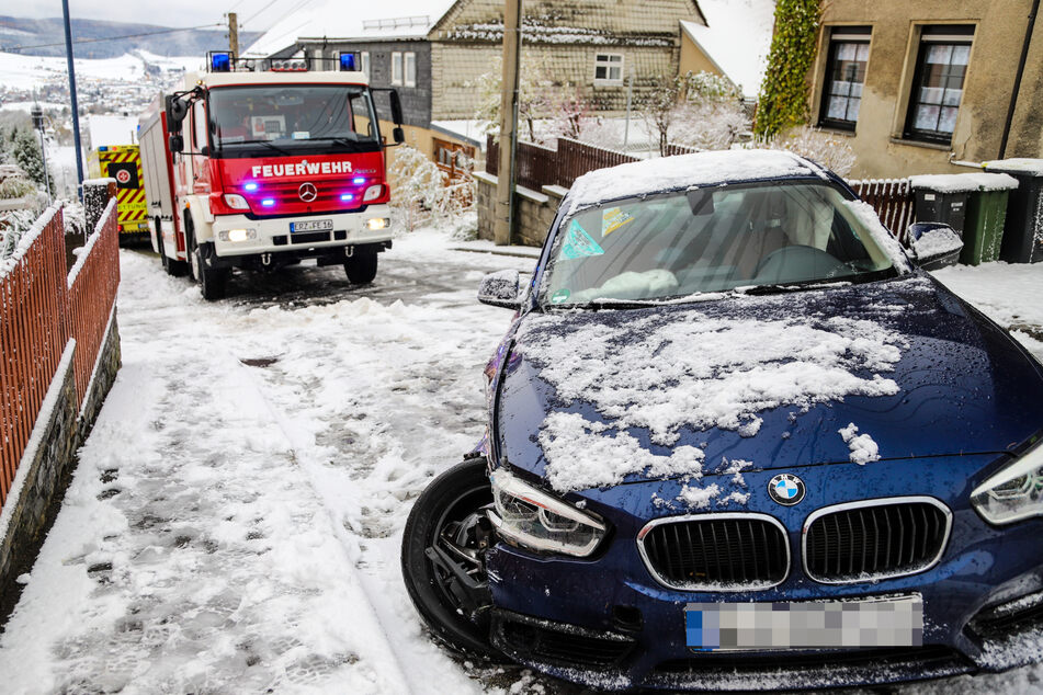 Auf der Grünhainer Straße in Bernsbach (Erzgebirge) rutschte ein BMW mit Sommerreifen gegen eine Mauer.