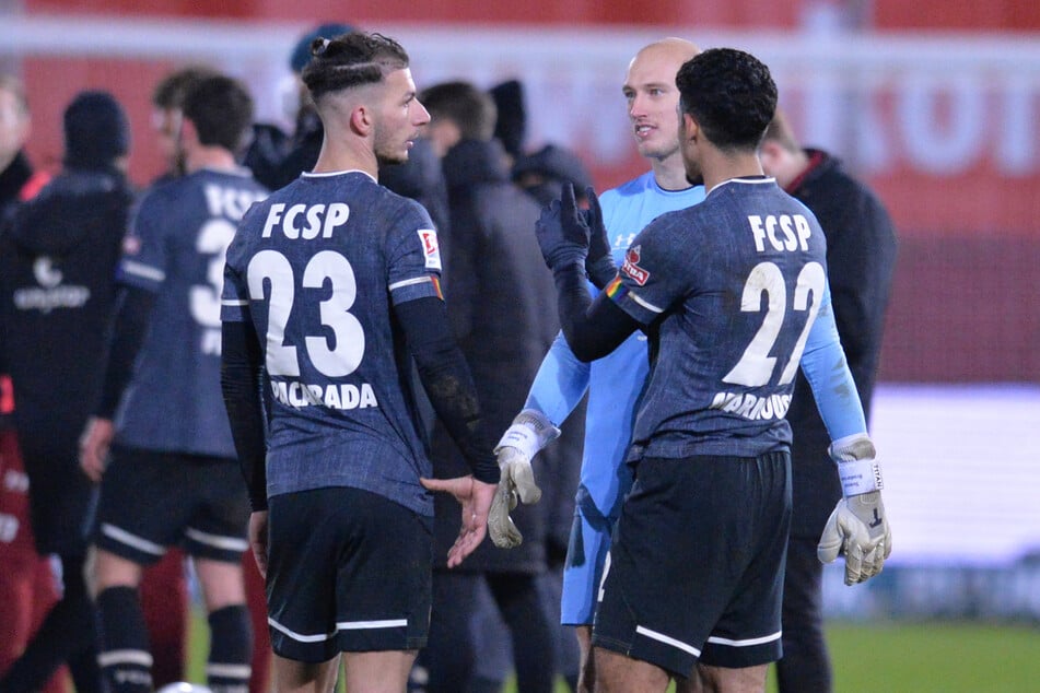 Linksverteidiger Leart Paqarada, Torwart Sven Brodersen und Neuzugang Omar Marmoush nach dem Spiel in Würzburg.