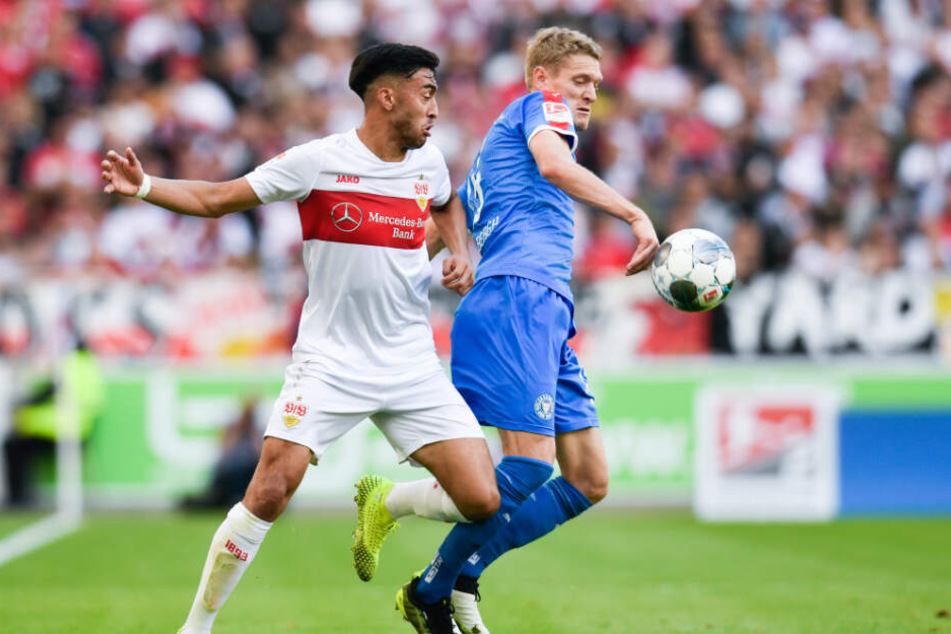Nicolas Gonzalez (l.) vom VfB Stuttgart in Aktion gegen Johannes van den Bergh (r.) von Holstein Kiel.