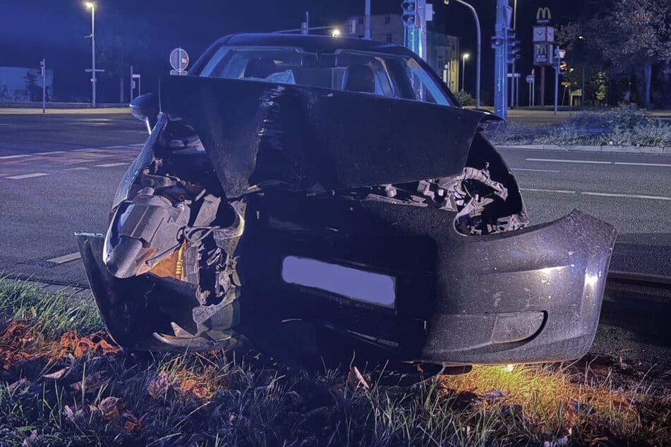 Nach einem Unfall mit einer Laterne ist der Fahrer (20) dieses Fiat davongerannt.