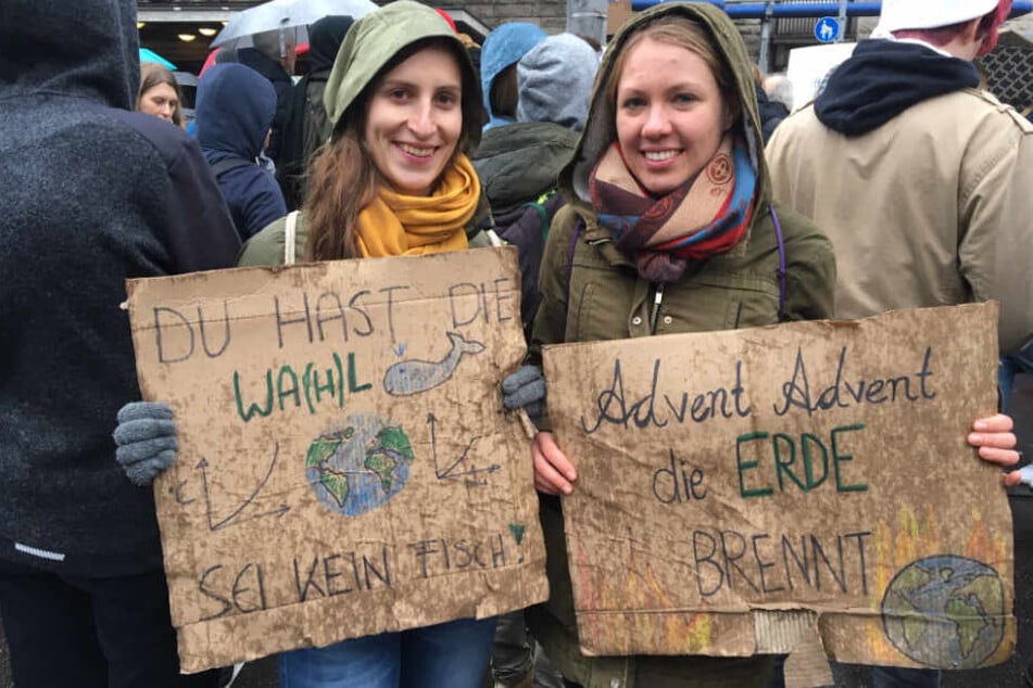 Laura (links im Bild) und Tanja (rechts im Bild) halten ihre Plakate in den Händen.