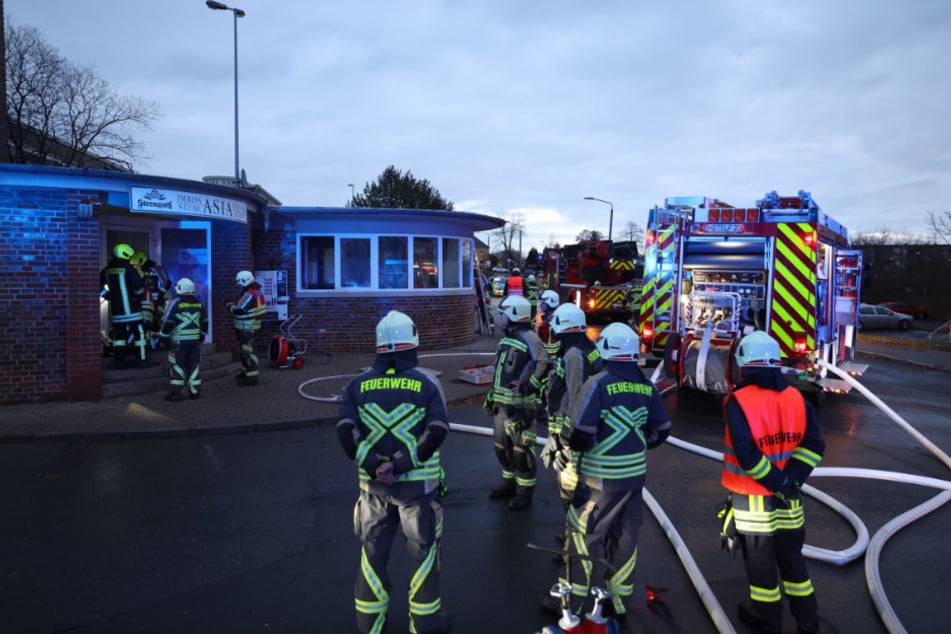Die Freiwillige Feuerwehr Hohenstein-Ernstthal war mit 23 Kameraden und sieben Fahrzeugen im Einsatz.