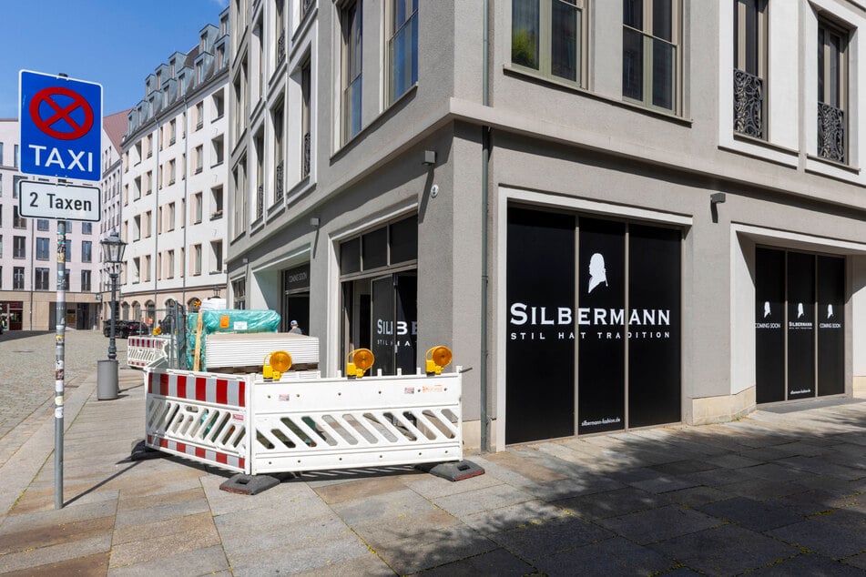 Noch sind die Schaufenster im neuen Silbermann-Modehaus in der Galeriestraße beklebt.