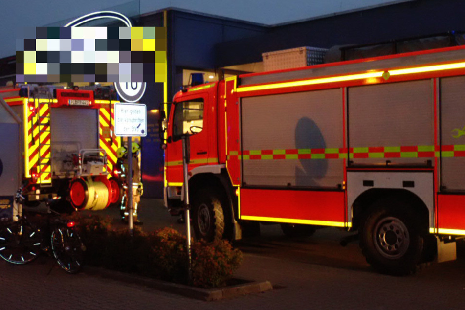 Mann steckt in Pfandautomat fest! Feuerwehr reagiert mit schwerem Gerät