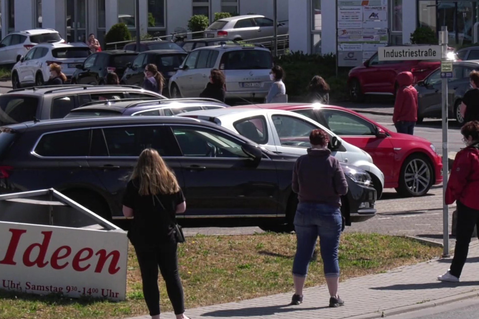 Die Schlange vor dem Nähbedarfsartikel-Laden zog sich weit über 100 Meter lang.