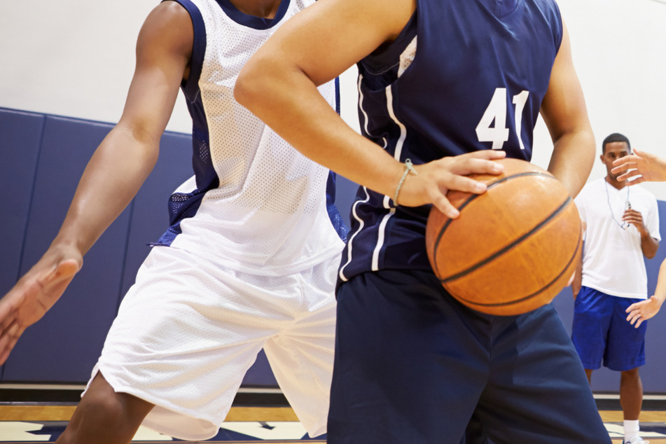 Zähne kaputt: Basketball-Spieler (17) verklagt Trainer nach Zusammenstoß auf Schmerzensgeld