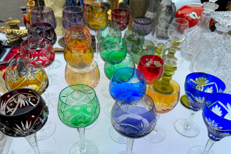 Beim Trödelmarkt am Cottaweg gibt es einiges zu entdecken, egal ob bunte Gläser-Sammlung oder neue Kommode. (Symbolbild)